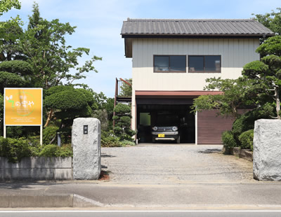 オレンジの看板と石門が目印です